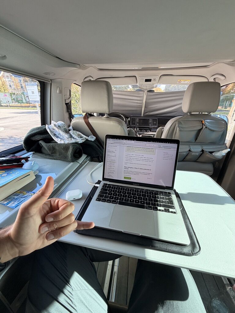 Laptop na stoliku w kamperze, gotowy do warsztatu online
